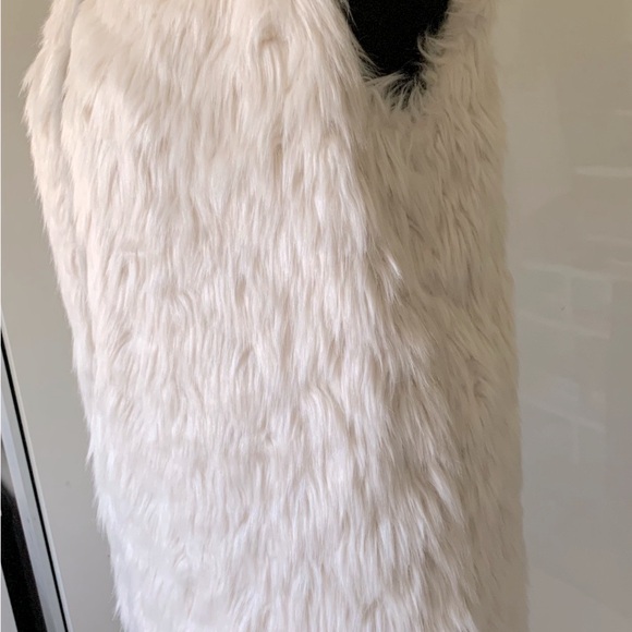 Vest. Faux fur. 🎁 gift item, Comfy warmth.(New no tags